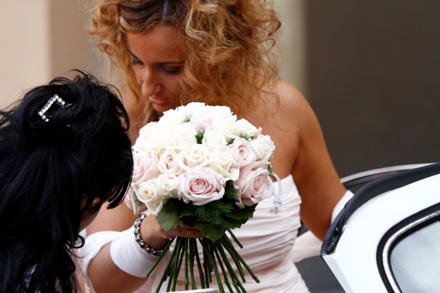 sposa con bouquet compatto di rose bianche e rosa