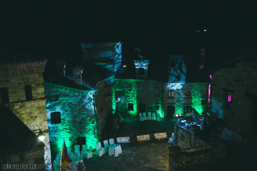 Luci notturne nella piazzetta dell'antico borgo durante matrimonio