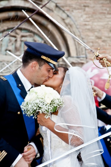 bacio uscita sposi tra militari in alta uniforme