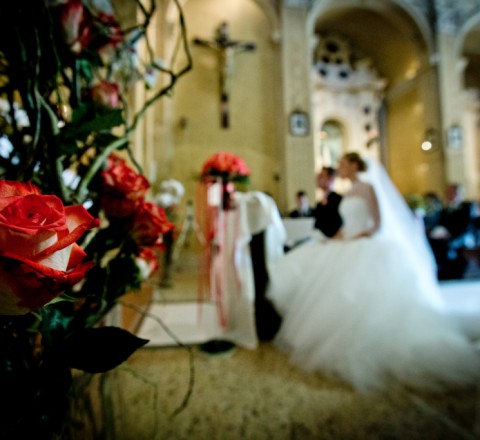 allestimento fiori rose in chiesa