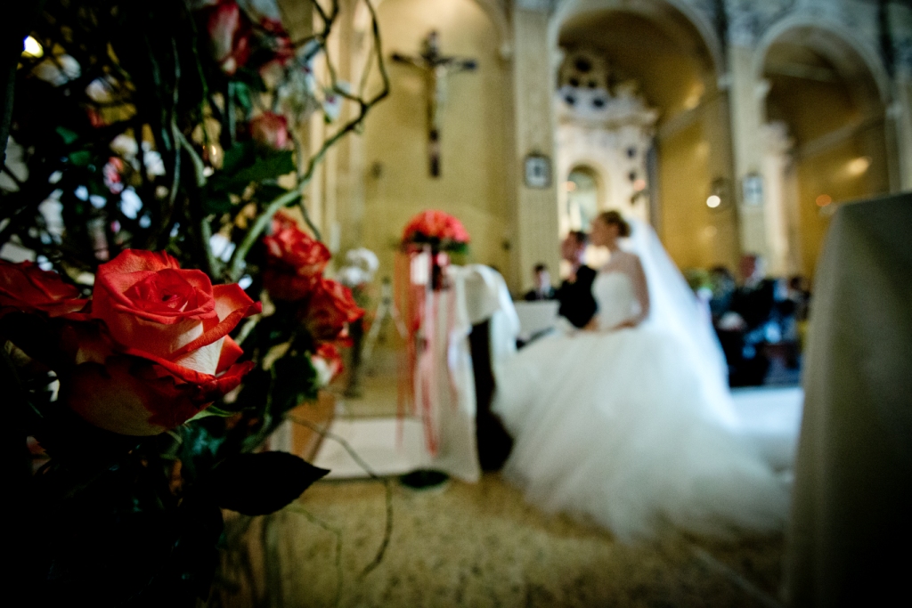 allestimento fiori rose in chiesa