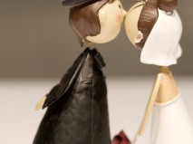 cake topper sposini che si baciano dettagli per torta nuziale