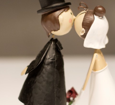 cake topper sposini che si baciano dettagli per torta nuziale