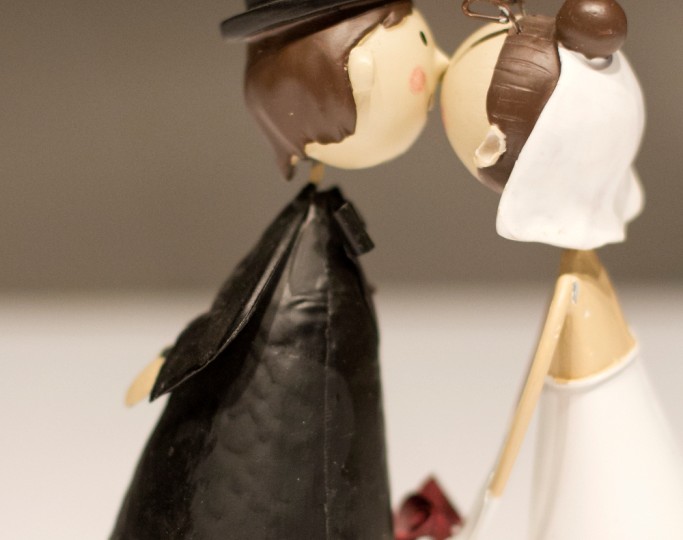 cake topper sposini che si baciano dettagli per torta nuziale