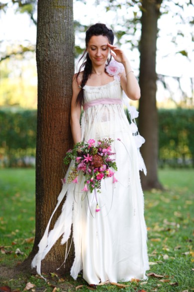 bouquet scomposto fiori a caduta fucsia