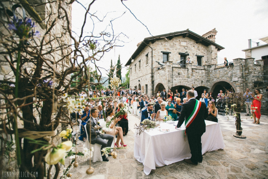 Cerimonia di matrimonio all'aperto, rito civile in borgo antico