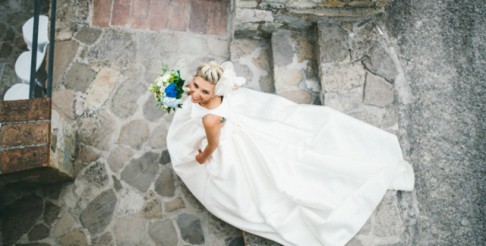 foto sposa dall'alto con bouquet blu
