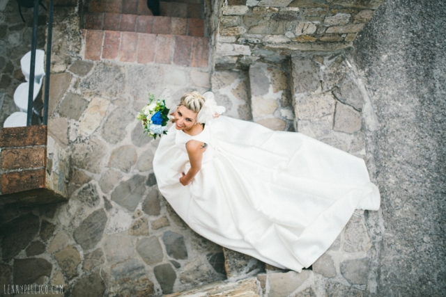 foto sposa dall'alto con bouquet blu