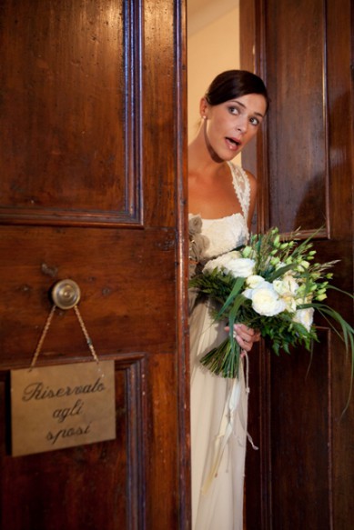 scatto rubato alla sposa con bouquet