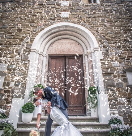 bacio degli sposi all'uscita della chiesa