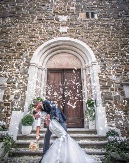 bacio degli sposi all'uscita della chiesa