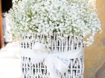 cestone di gypsophila all'esterno della chiesa matrimonio