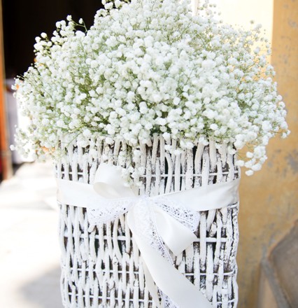 cestone di gypsophila all'esterno della chiesa matrimonio