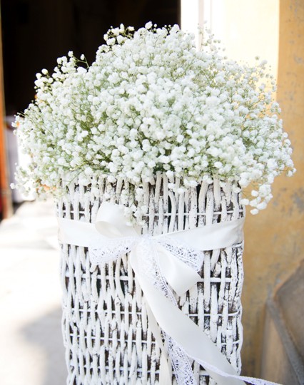 cestone di gypsophila all'esterno della chiesa matrimonio