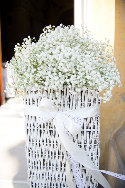 cestone di gypsophila all'esterno della chiesa matrimonio