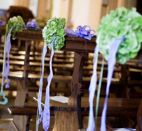 decorazione banchi matrimonio ortensia verde e cuore