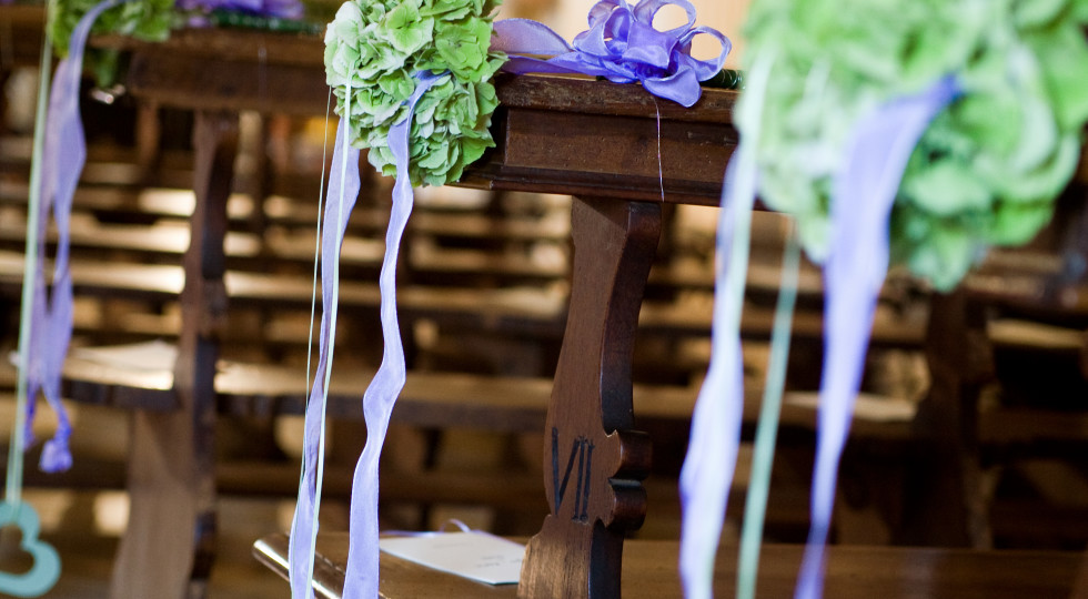 decorazione banchi matrimonio ortensia verde e cuore