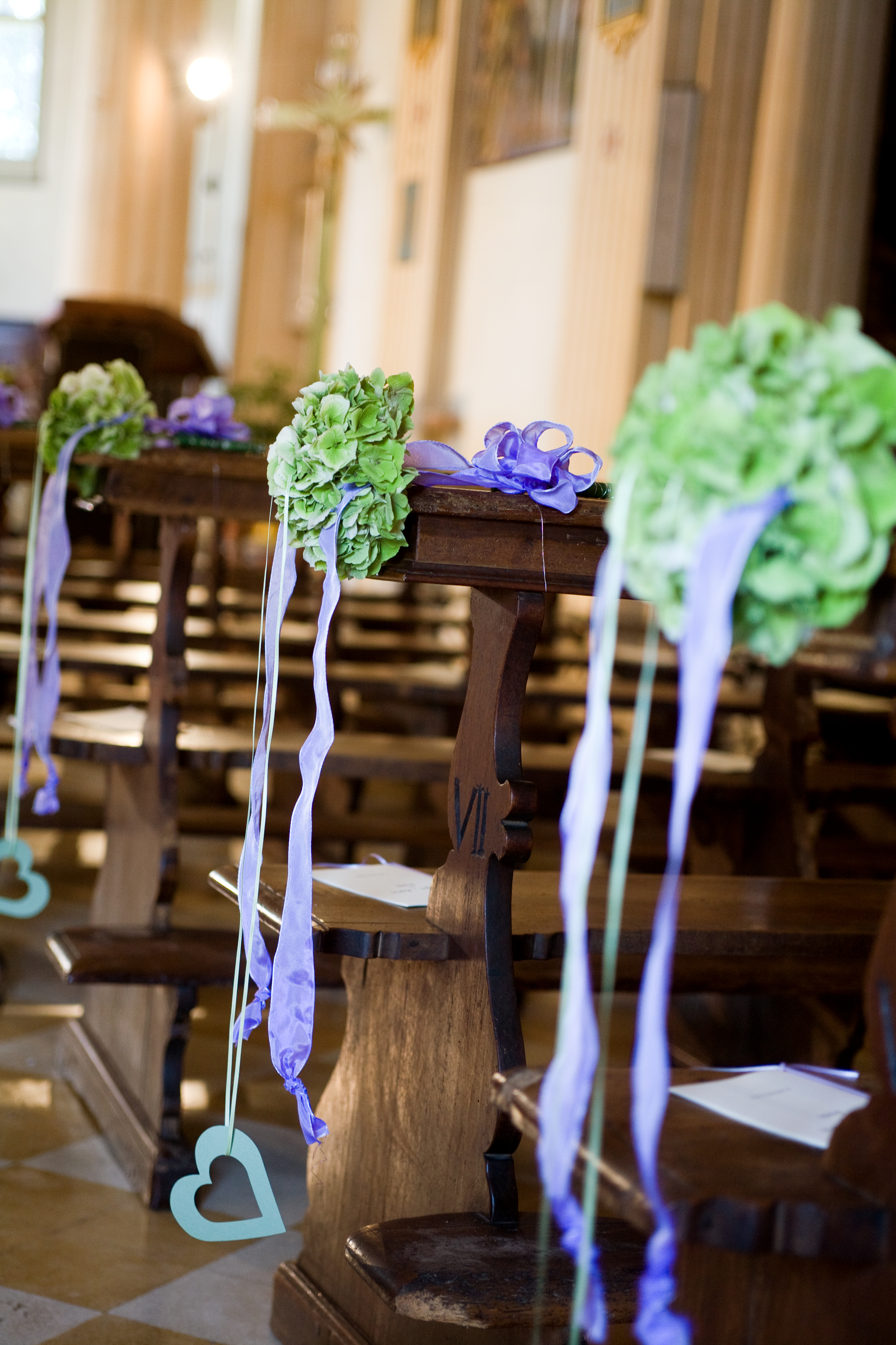 decorazione banchi matrimonio ortensia verde e cuore