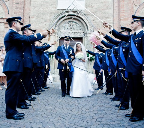 il saluto dei militari all'uscita del matrimonio