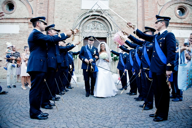 il saluto dei militari all'uscita del matrimonio